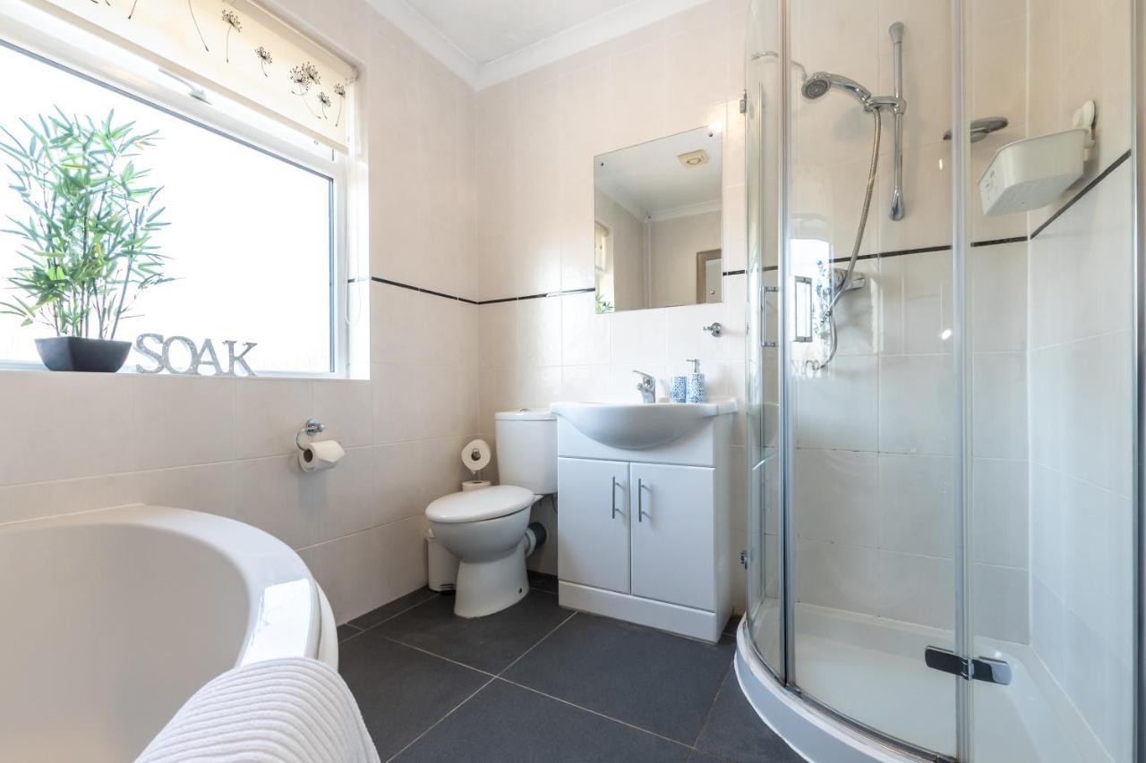 Cheerful 3-Bedroom Douglas House With Patio 南安普敦 外观 照片