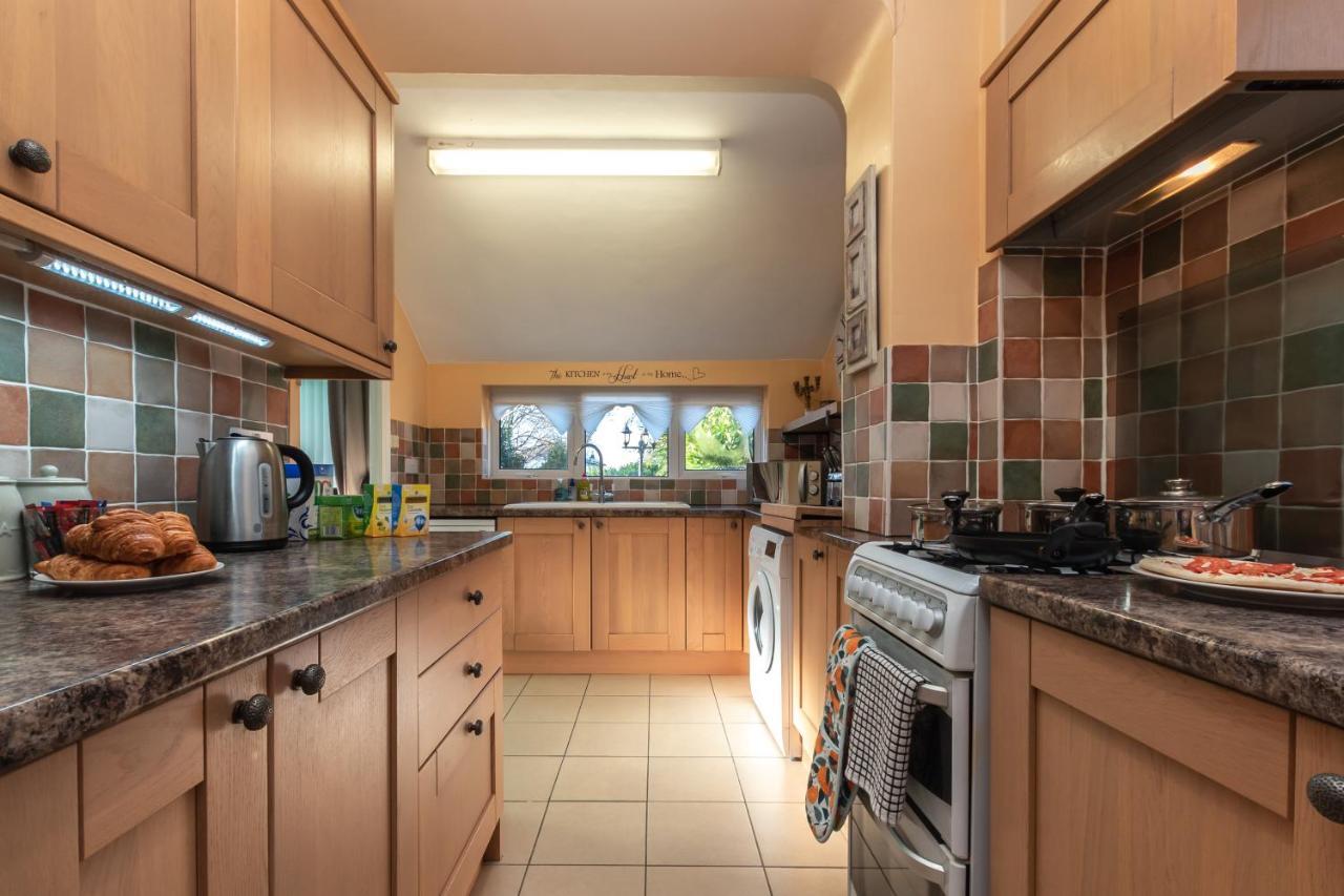 Cheerful 3-Bedroom Douglas House With Patio 南安普敦 外观 照片