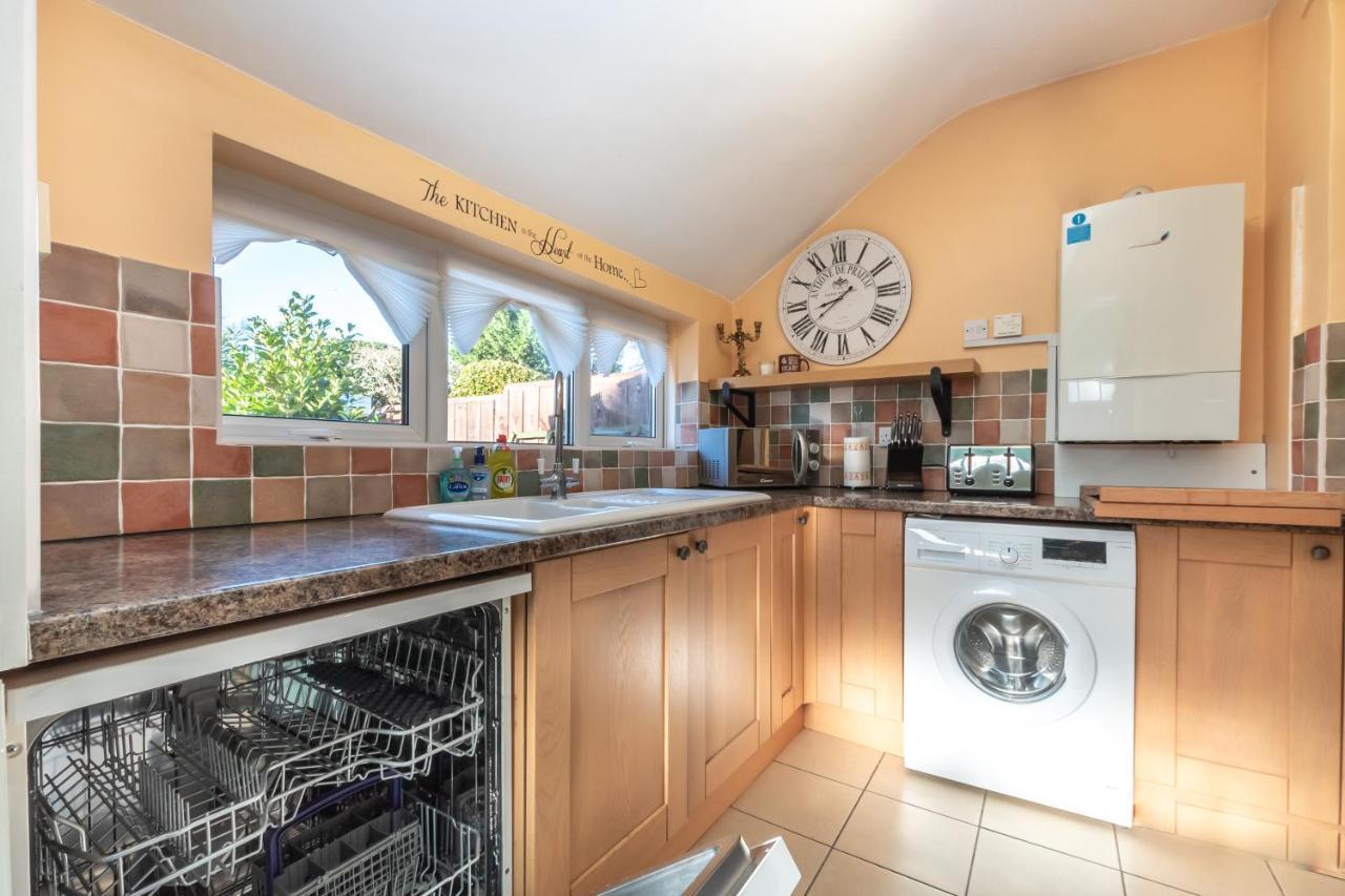 Cheerful 3-Bedroom Douglas House With Patio 南安普敦 外观 照片